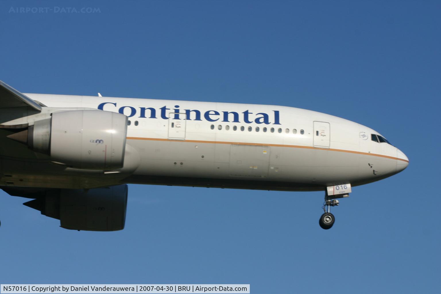 N57016, 2000 Boeing 777-224 C/N 28679, flight CO060 is descending to rwy 02