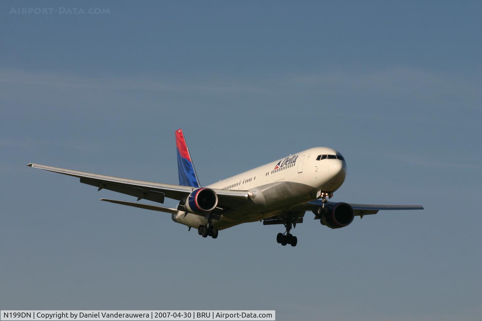 N199DN, 1998 Boeing 767-332/ER C/N 28456, flight DL140 is descending to rwy 02