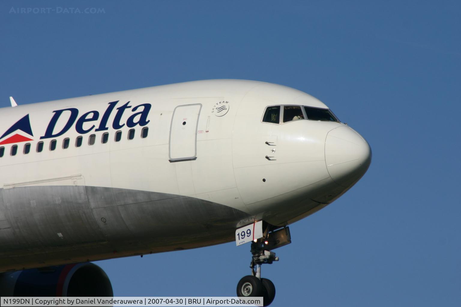 N199DN, 1998 Boeing 767-332/ER C/N 28456, shortly before landing on rwy 02