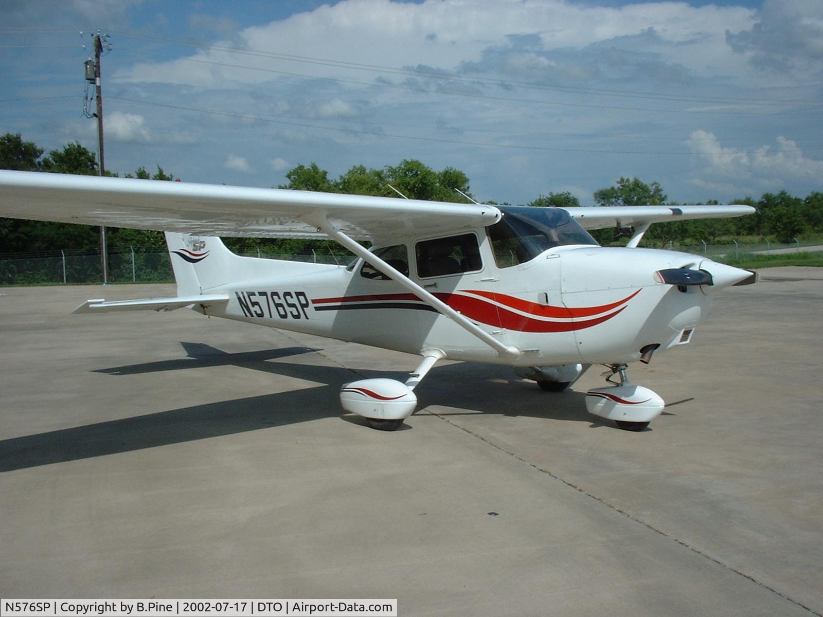 N576SP, 2000 Cessna 172S C/N 172S8501, Aircraft at Denton, TX