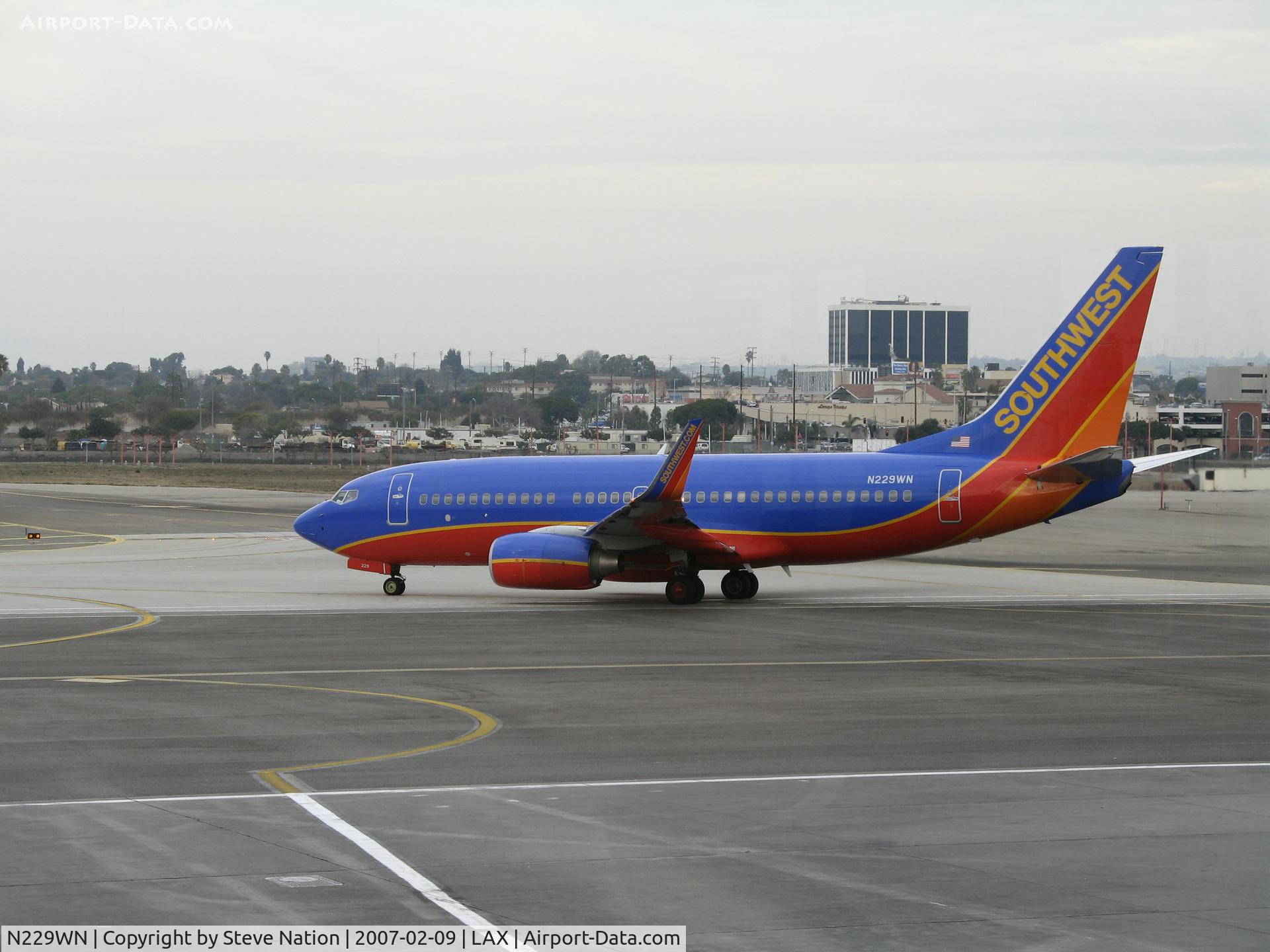 N229WN, 2006 Boeing 737-7H4 C/N 32498, Southwest 737-7H4 in new colors taxying @ LAX