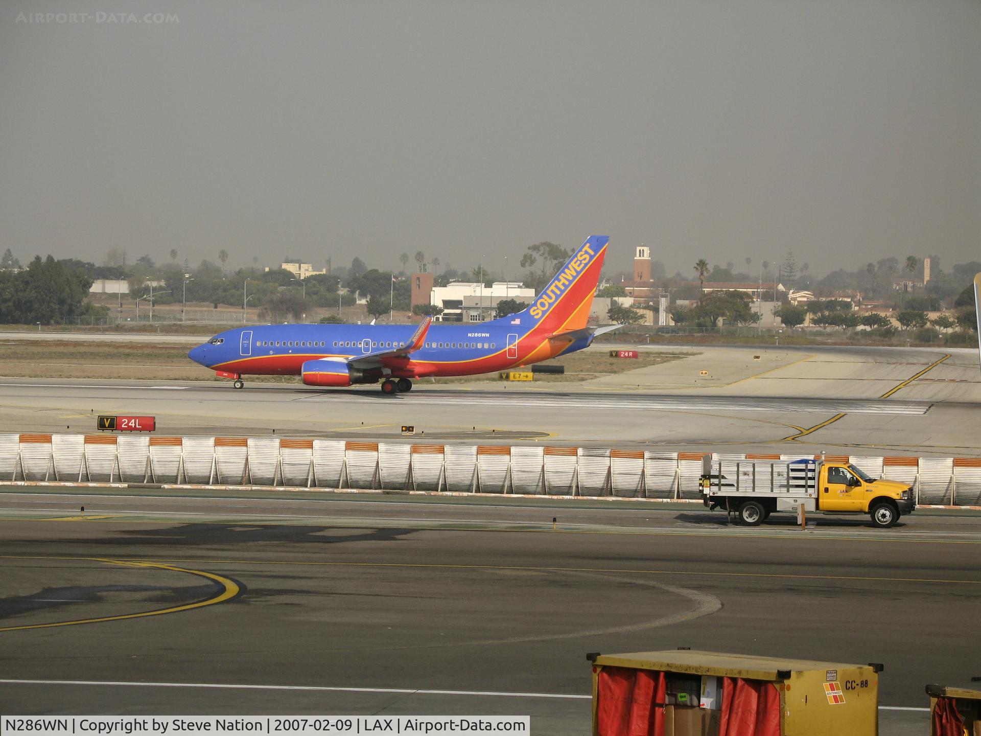 N286WN, 2004 Boeing 737-7H4 C/N 32471, Southwest 737-7H4 in new colors rolling @ LAX