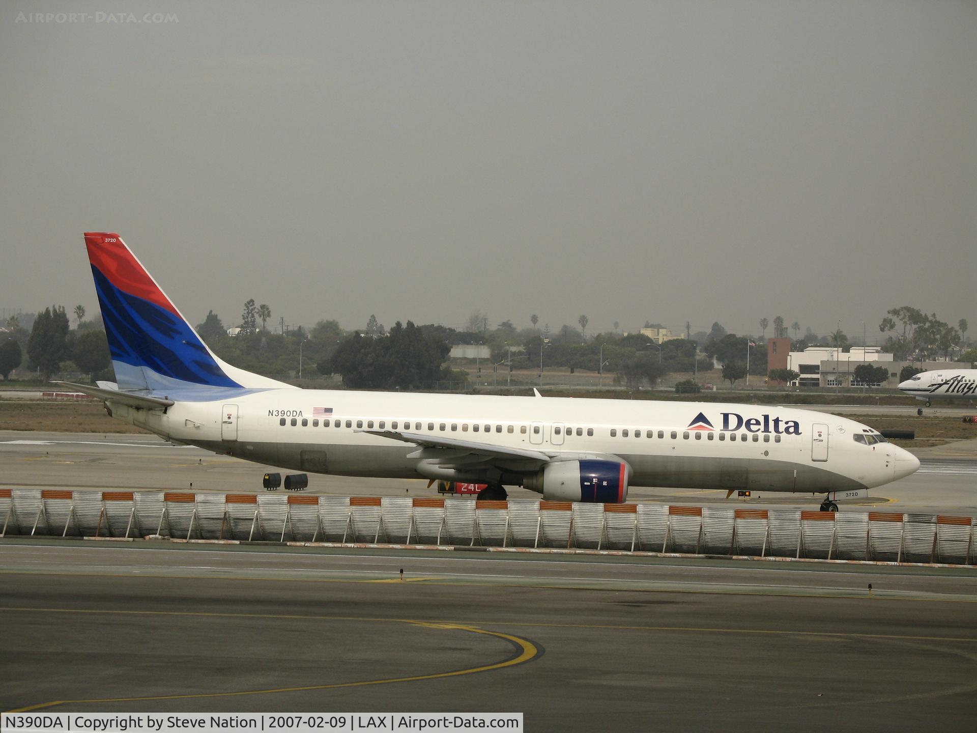 N390DA, 2000 Boeing 737-832 C/N 30536, Delta 737-832 taxying @ LAX