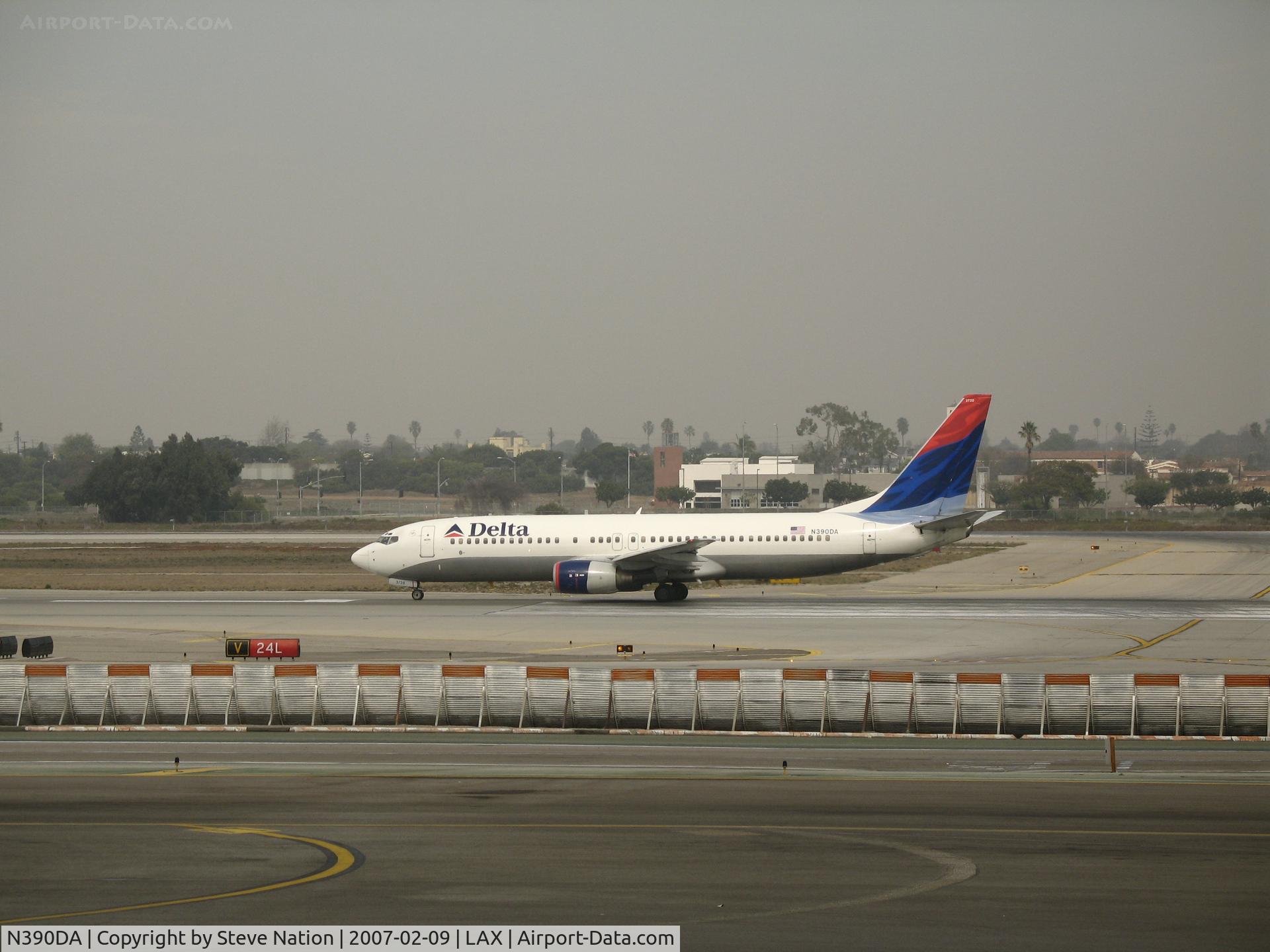 N390DA, 2000 Boeing 737-832 C/N 30536, Delta 737-832 rolling @ LAX