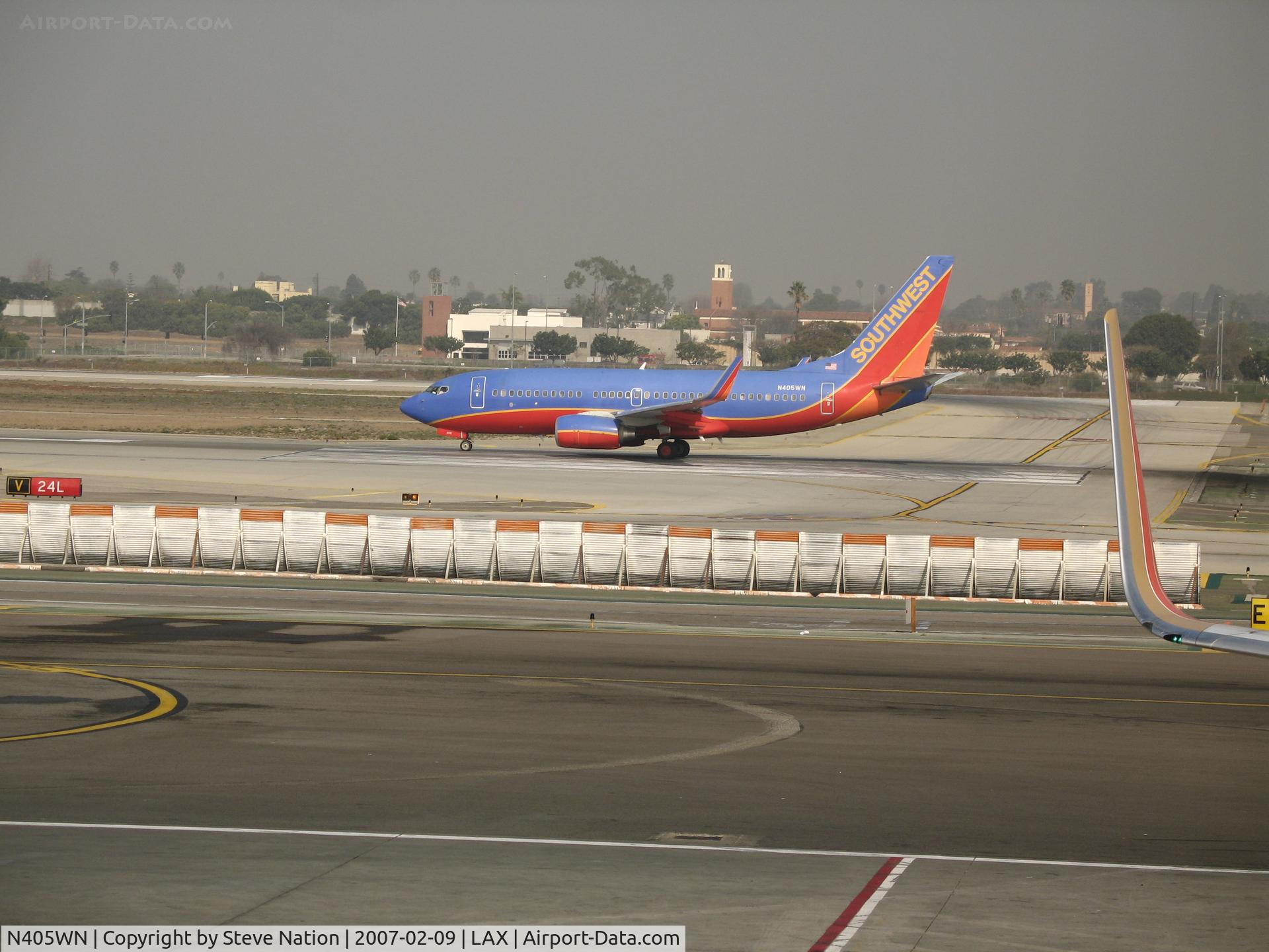 N405WN, 2001 Boeing 737-7H4 C/N 27893, Southwest 737-7H4 in new colors rolling @ LAX