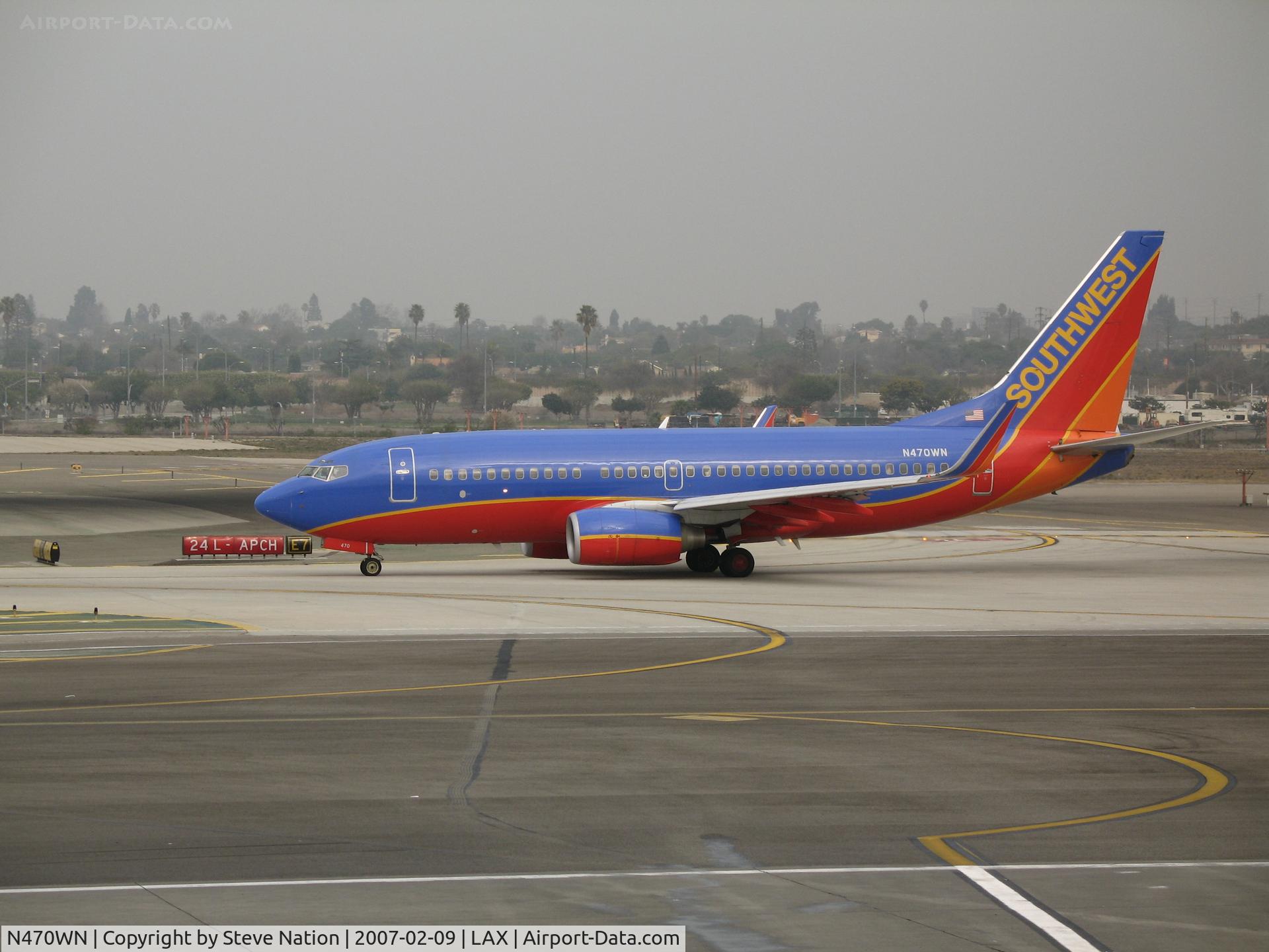 N470WN, 2004 Boeing 737-7H4 C/N 33860, Southwest 737-7H4 in new colors taxying @ LAX