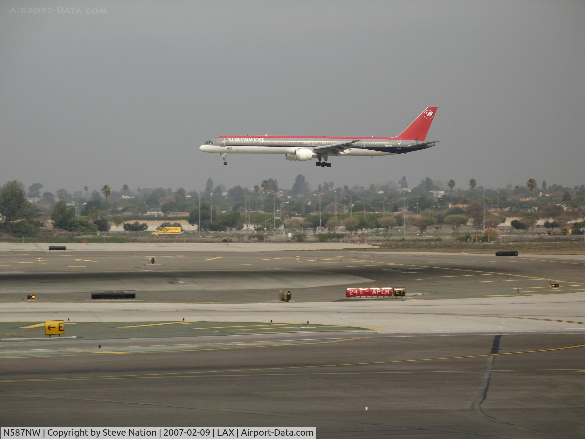 N587NW, 2002 Boeing 757-351 C/N 32986, Northwest 757-351 on final @ LAX