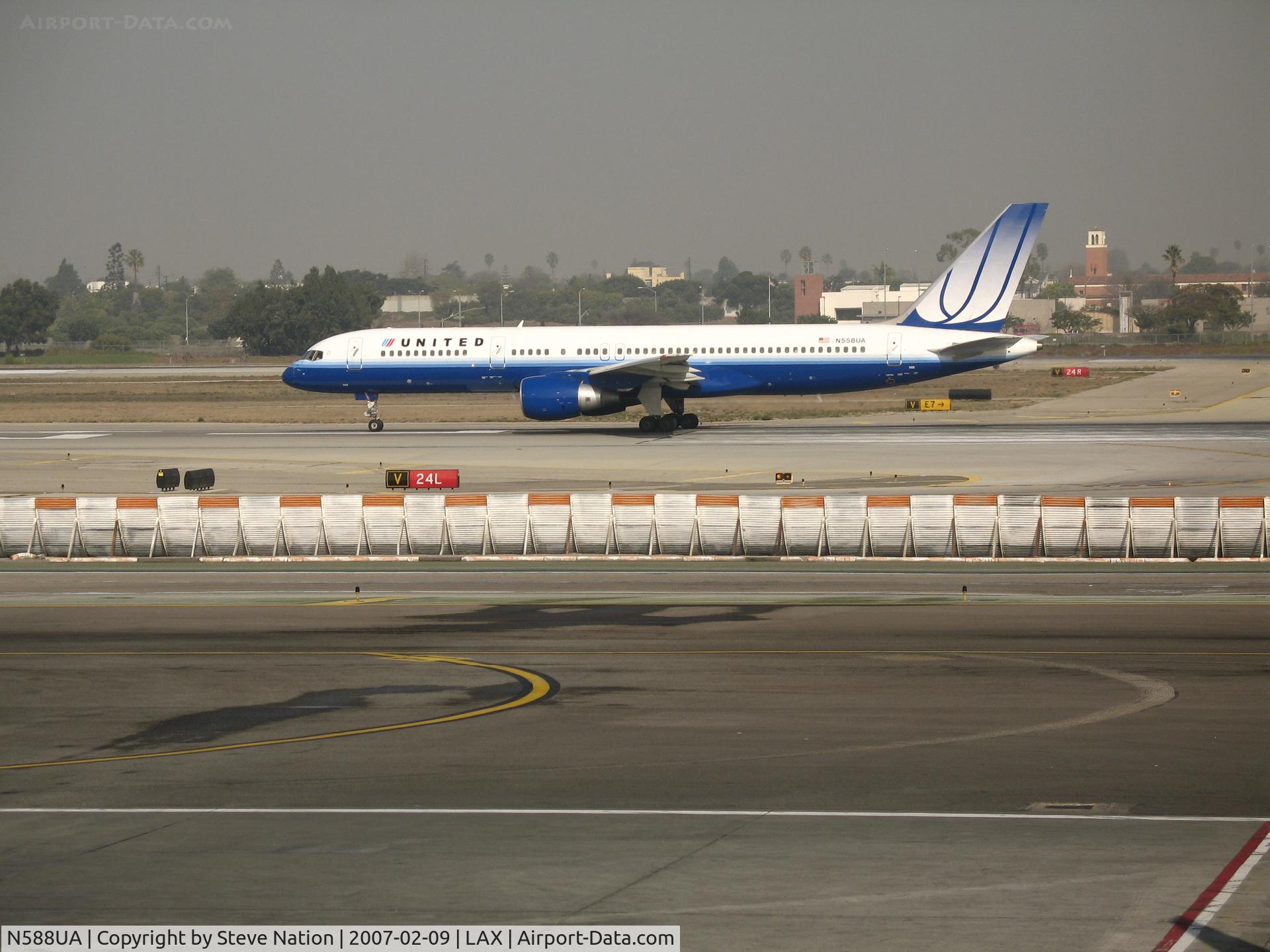 N588UA, 1993 Boeing 757-222 C/N 26717, United 757-222 rolling @ LAX