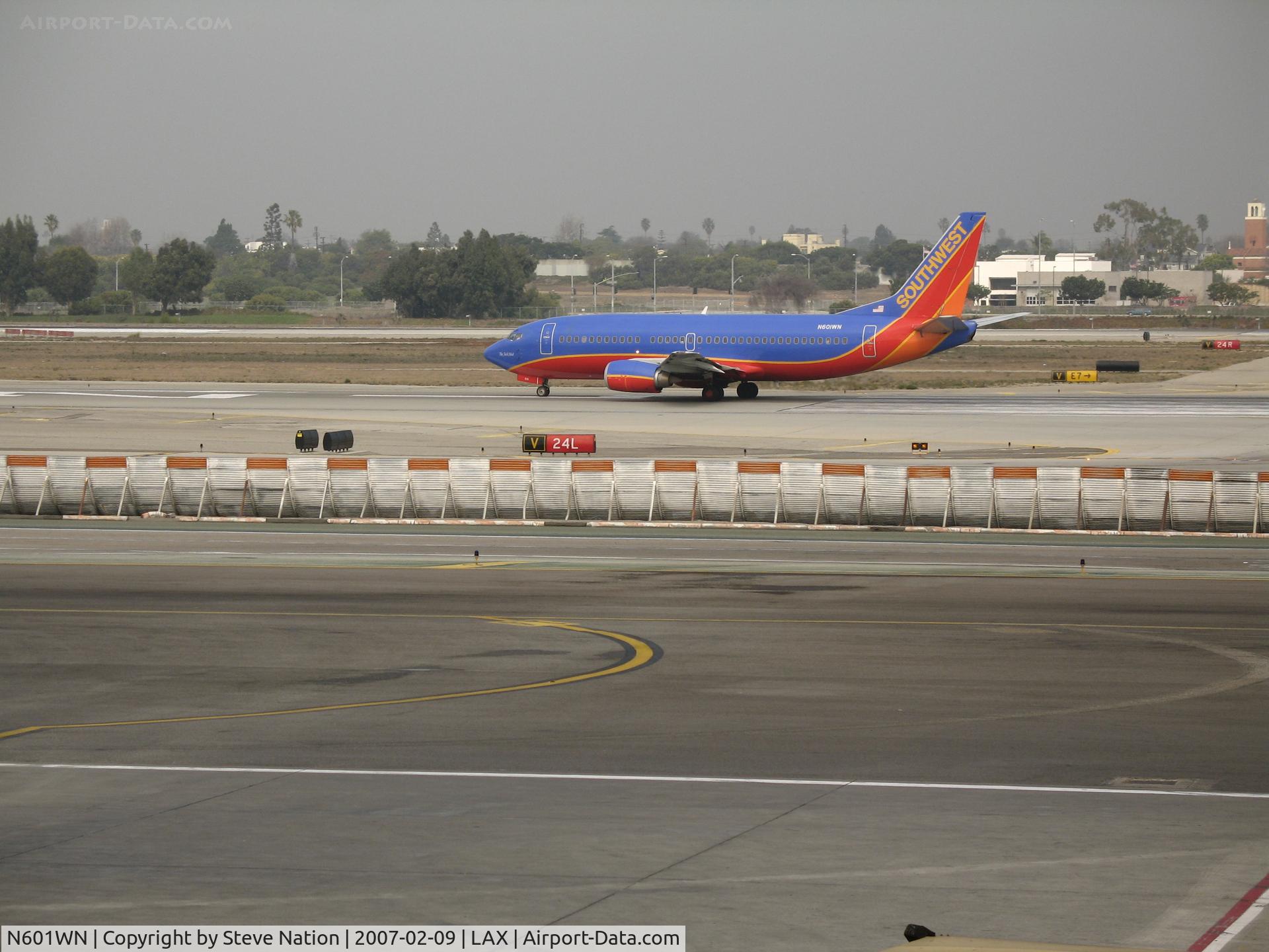 N601WN, 1995 Boeing 737-3H4 C/N 27695, Southwest 737-3H4 in new colors rolling @ LAX
