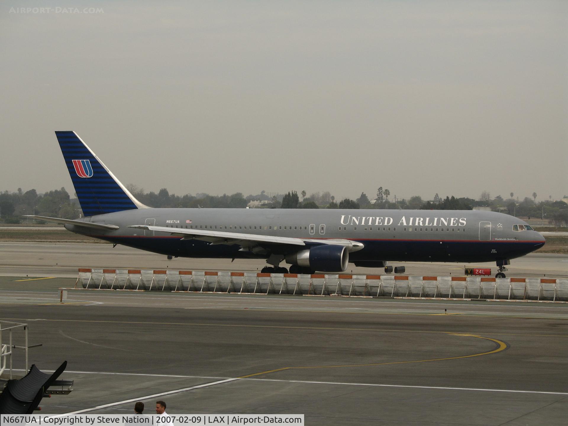N667UA, 1998 Boeing 767-322 C/N 29239, United 767-322 in old colors taxying @ LAX