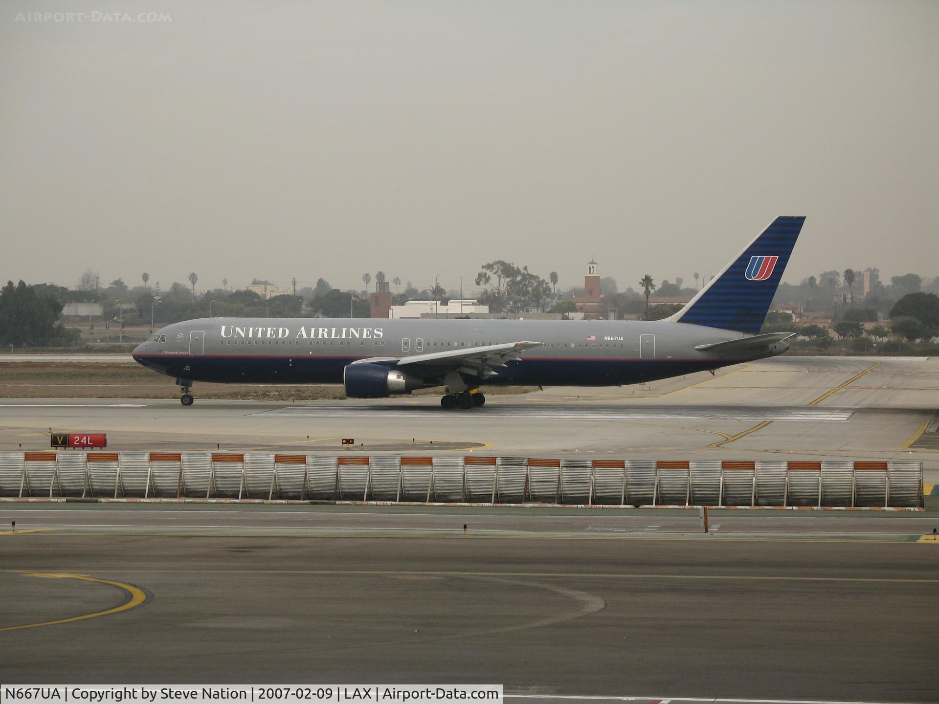 N667UA, 1998 Boeing 767-322 C/N 29239, United 767-322 in old colors rolling @ LAX