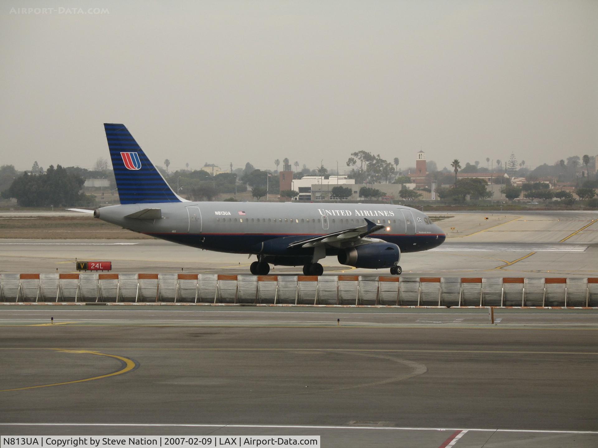 N813UA, 1998 Airbus A319-131 C/N 858, United A319-131 in old colors turning on to active runway @ LAX