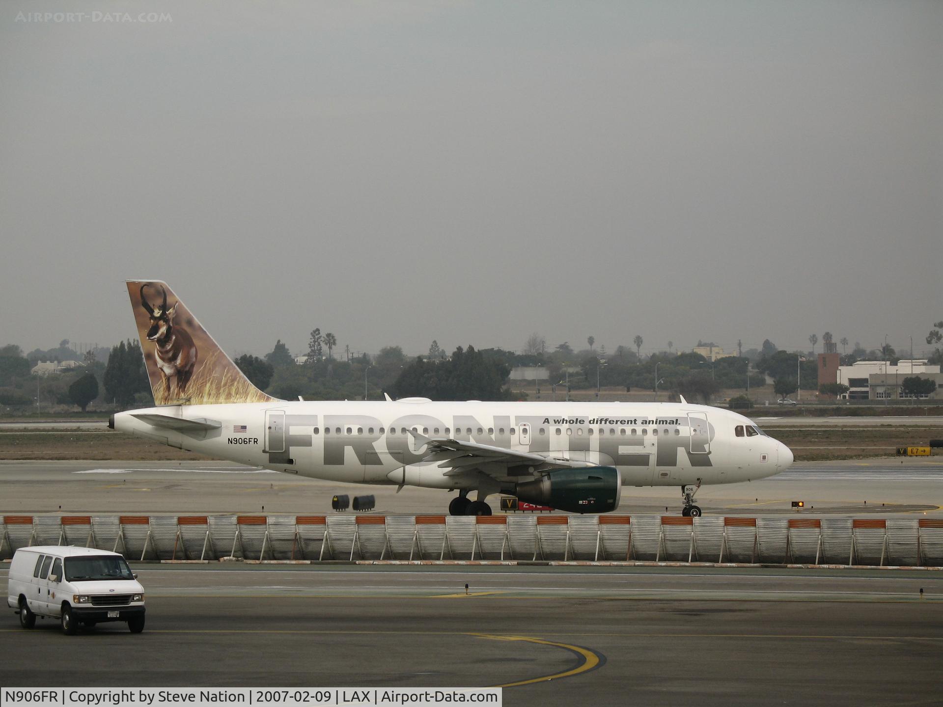 N906FR, 2002 Airbus A319-111 C/N 1684, Frontier A319-111 with Elk on tail turning on to active runway @ LAX