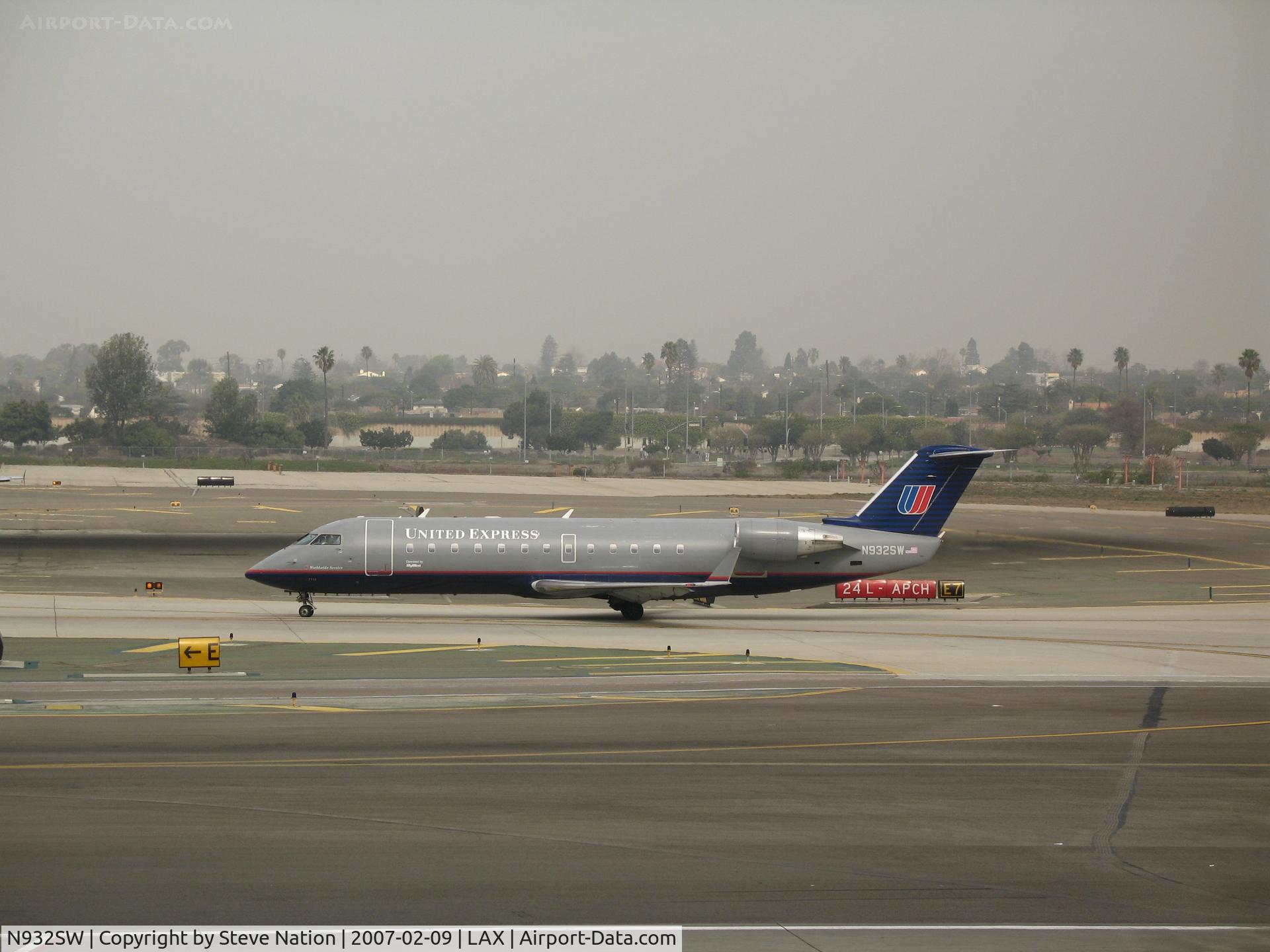 N932SW, 2002 Bombardier CRJ-200LR (CL-600-2B19) C/N 7714, United Express CL-600-2B19 in old colors heading for active runway @ LAX