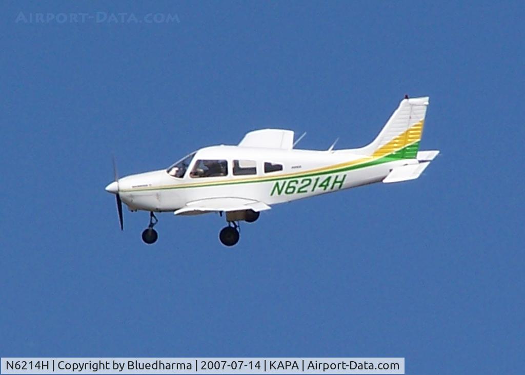 N6214H, 1977 Piper PA-28-161 C/N 28-7816236, On approach to 17R (touch & go)
