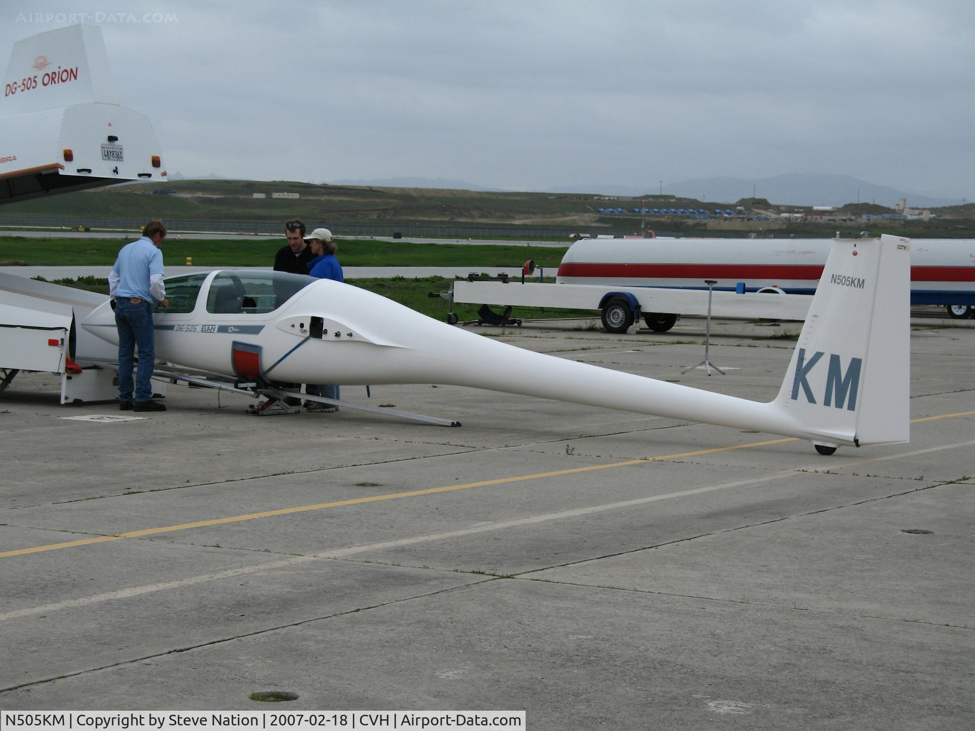 N505KM, 2001 AMS-Flight DG-500 Elan Orion C/N 5E221X59, 2001 DG-500 Elan Orion sailplane being loaded in trailer @ Hollister (CA) Municipal Airport