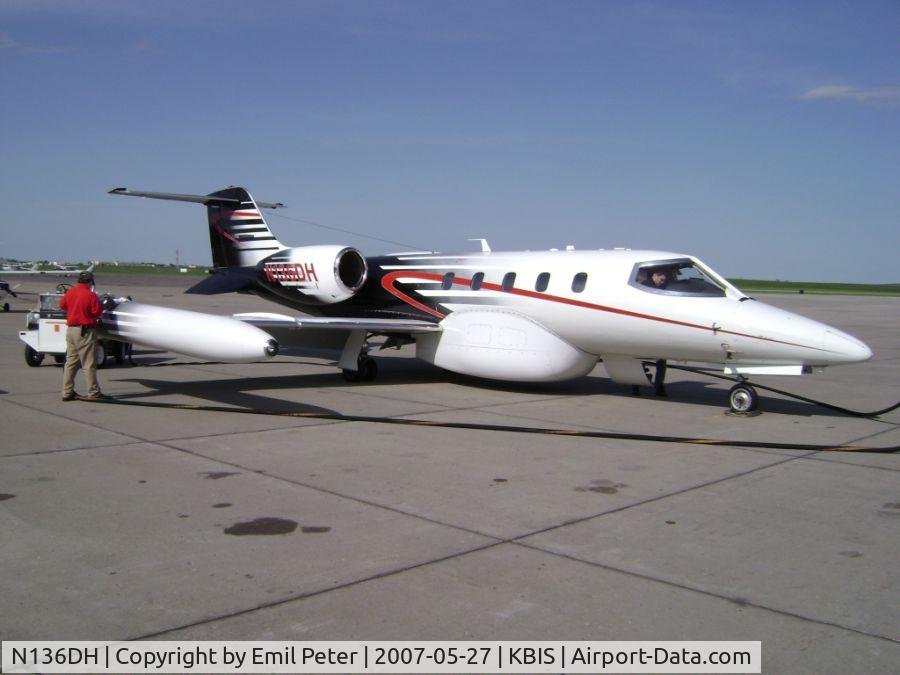 N136DH, 1994 Gates Learjet 36A C/N 036, Fueling up, getting ready to go