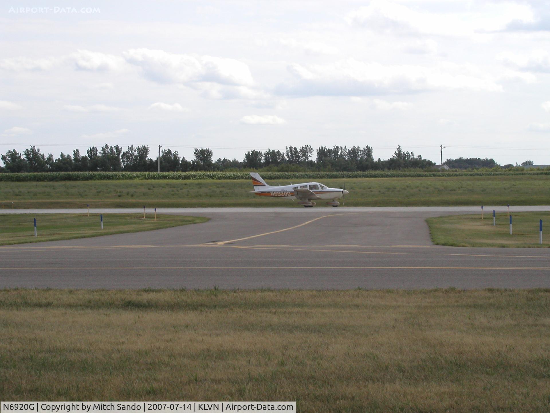 N6920G, 1985 Piper PA-28-181 C/N 28-8590065, Landing Runway 30 at Airlake.