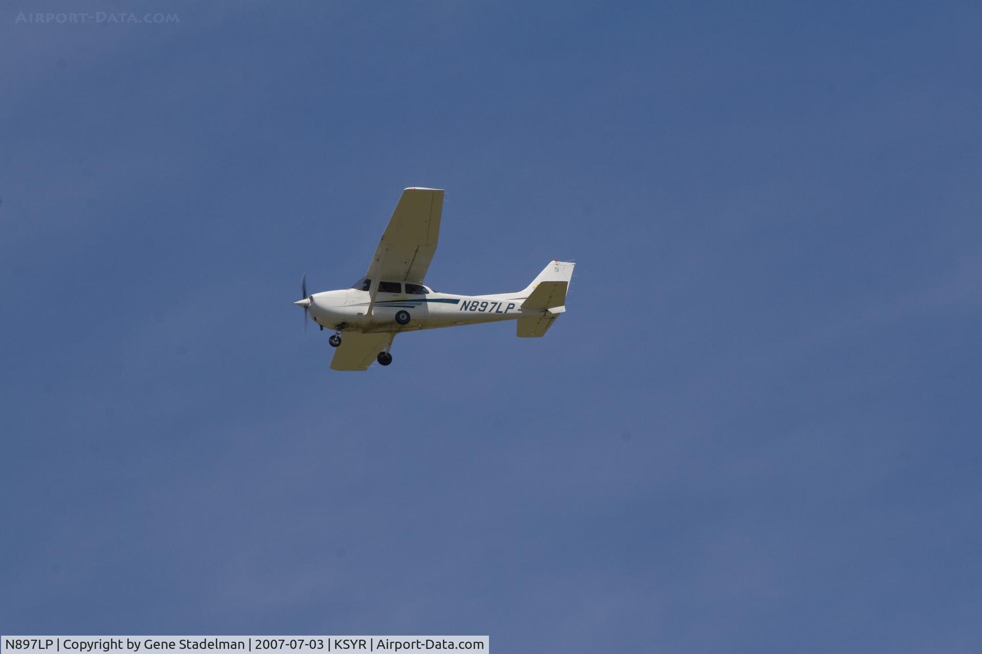 N897LP, 2001 Cessna 172S C/N 172S8897, Perpendicular to 10-28