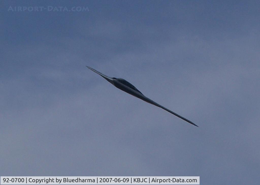 92-0700, 1992 Northrop Grumman B-2A Spirit C/N 1017/AV-17, Northrop B-2A Spirit flyover 