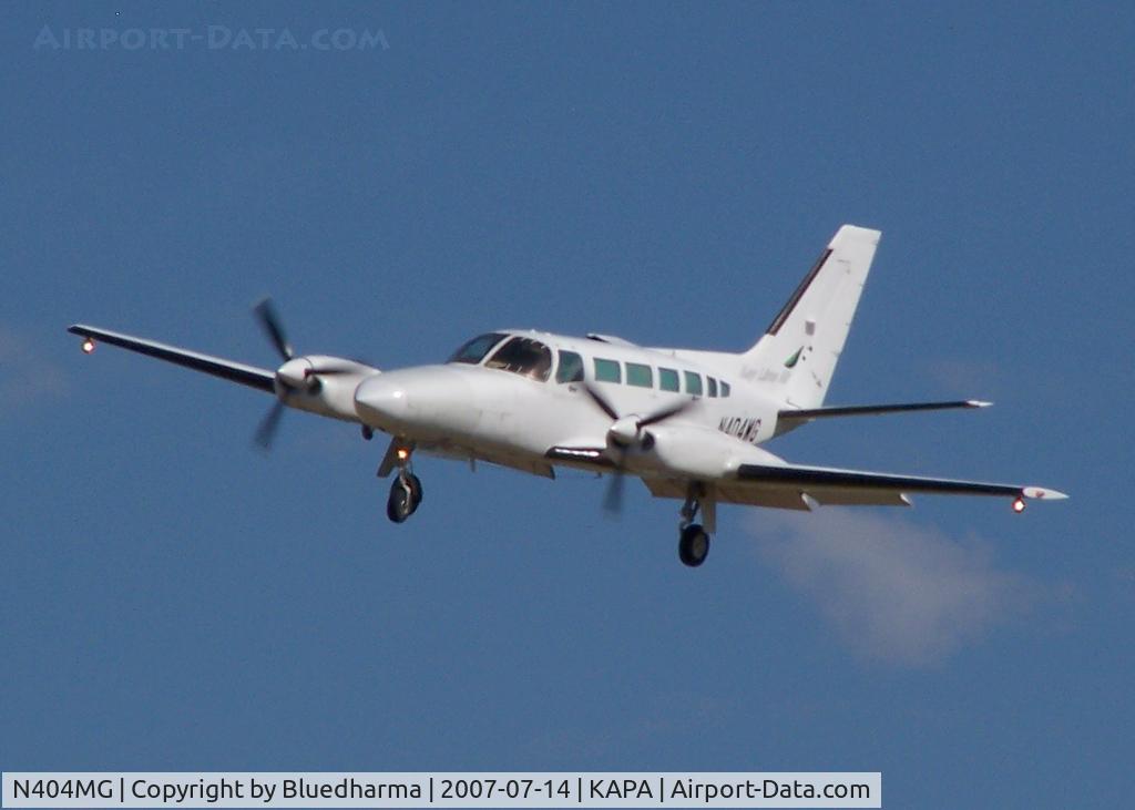 N404MG, Cessna 404 Titan C/N 404-0813, Key Lime on approach 17L