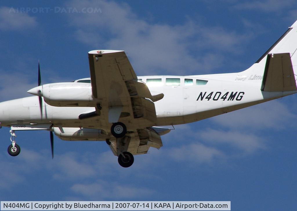 N404MG, Cessna 404 Titan C/N 404-0813, Key Lime on approach 17L