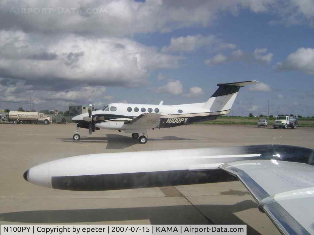 N100PY, 1981 Beech 200 C/N BB-890, Looking out the window on the ground