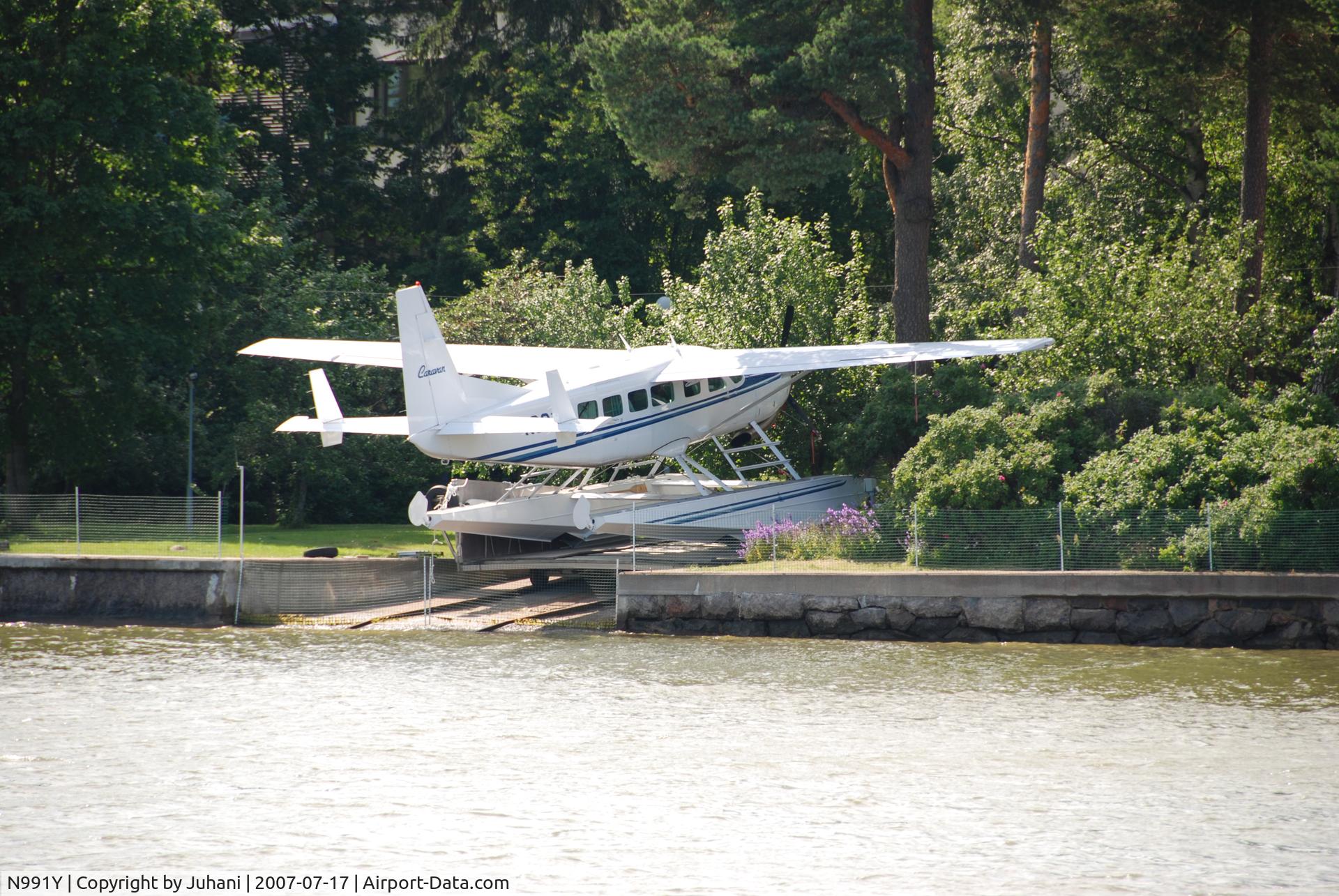 N991Y, 2005 Cessna 208 Caravan I C/N 20800386, Cessna Caravan parked at an unknown residency/embassy in Kulosaari, Helsinki, Finland