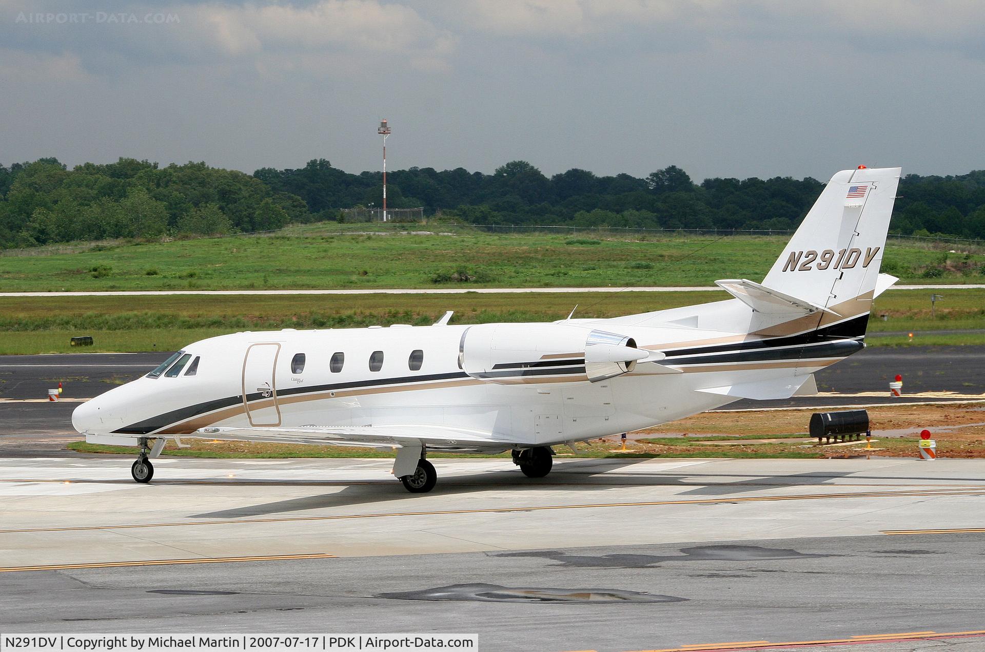 N291DV, 2001 Cessna 560XL C/N 560-5146, Taxing to Signature Flight Services