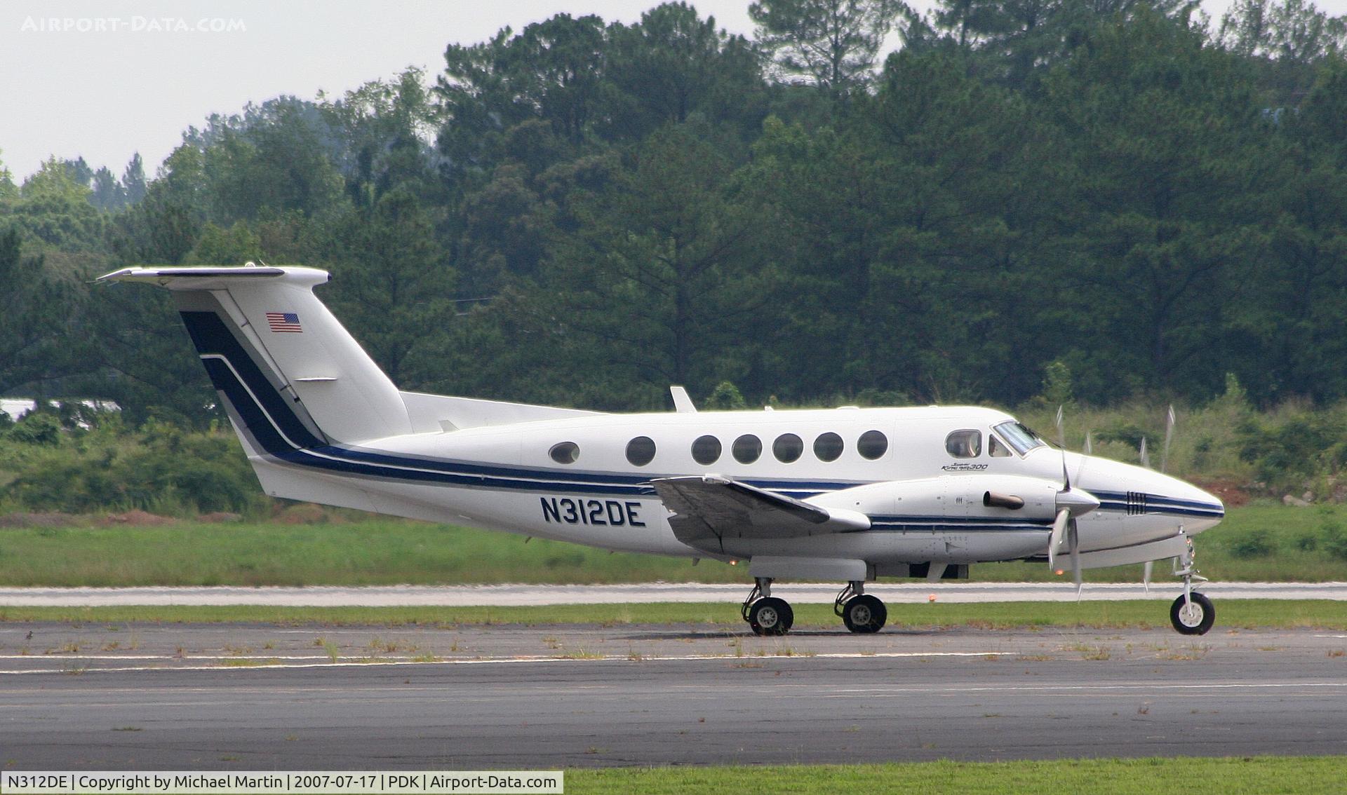 N312DE, 1985 Beech 300 C/N FA-49, Landing Runway 20R