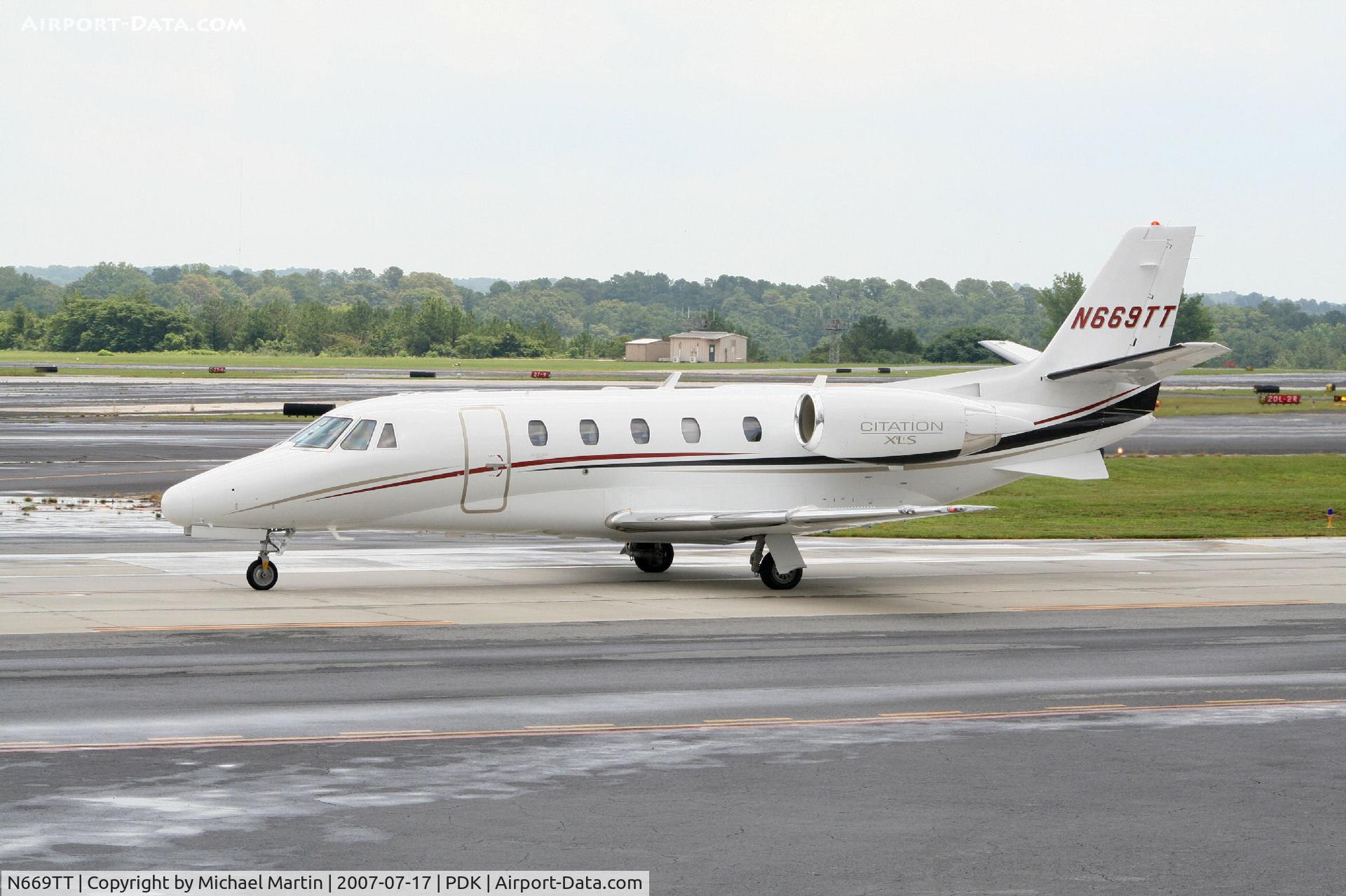 N669TT, 2007 Cessna 560XL C/N 560-5684, Taxing to Signature Flight Services