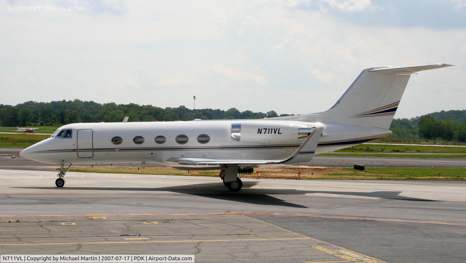 N711VL, 1972 Grumman G-1159 Gulfstream II C/N 120, Taxing to Signature Flight Services