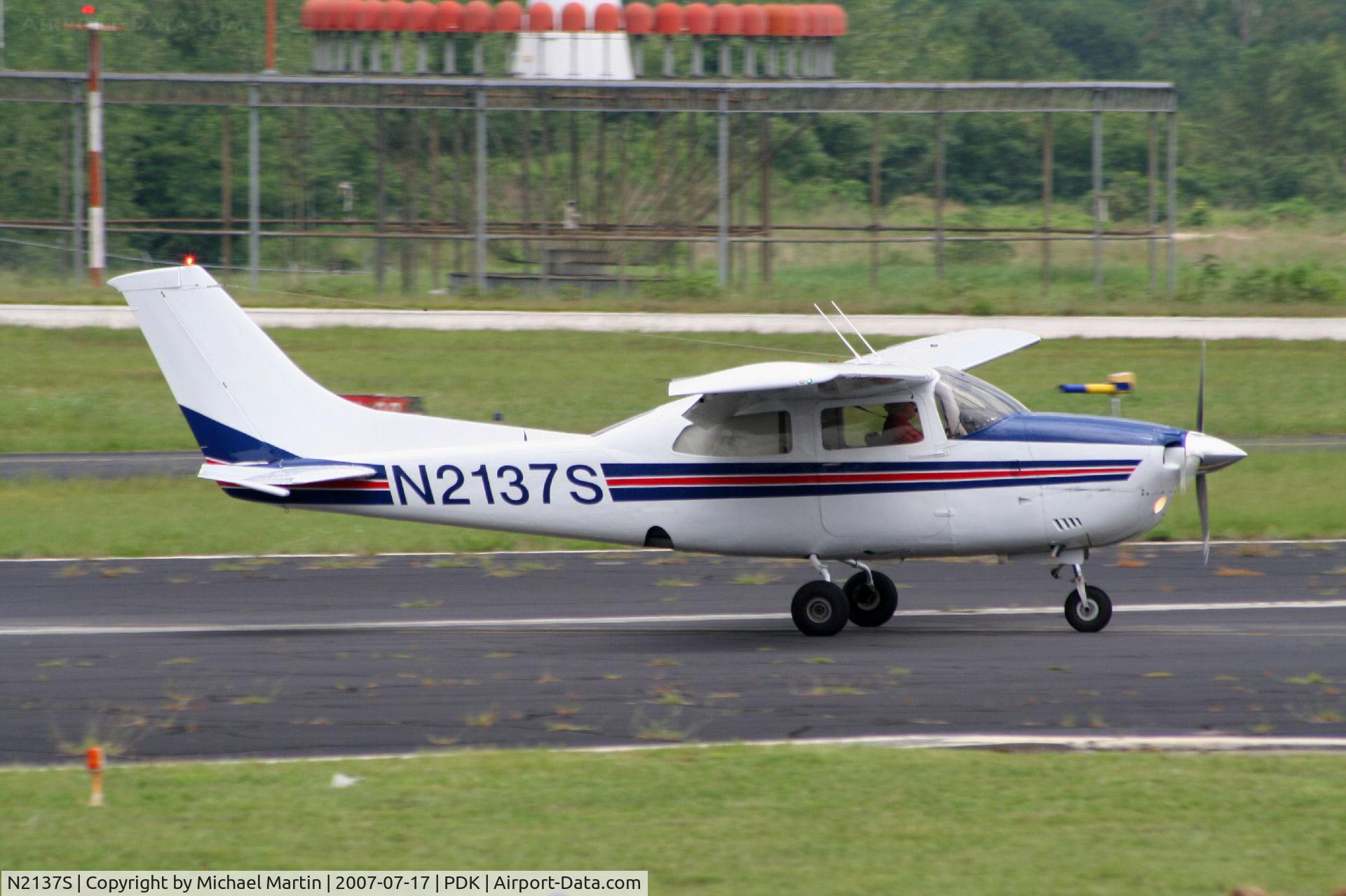 N2137S, 1975 Cessna 210L Centurion C/N 21061098, Flight Express 560 Landing PDK