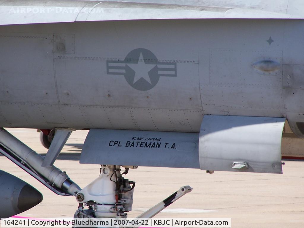 164241, 1991 McDonnell Douglas F/A-18D Hornet C/N 1004/D073, Logo and Landing Gear