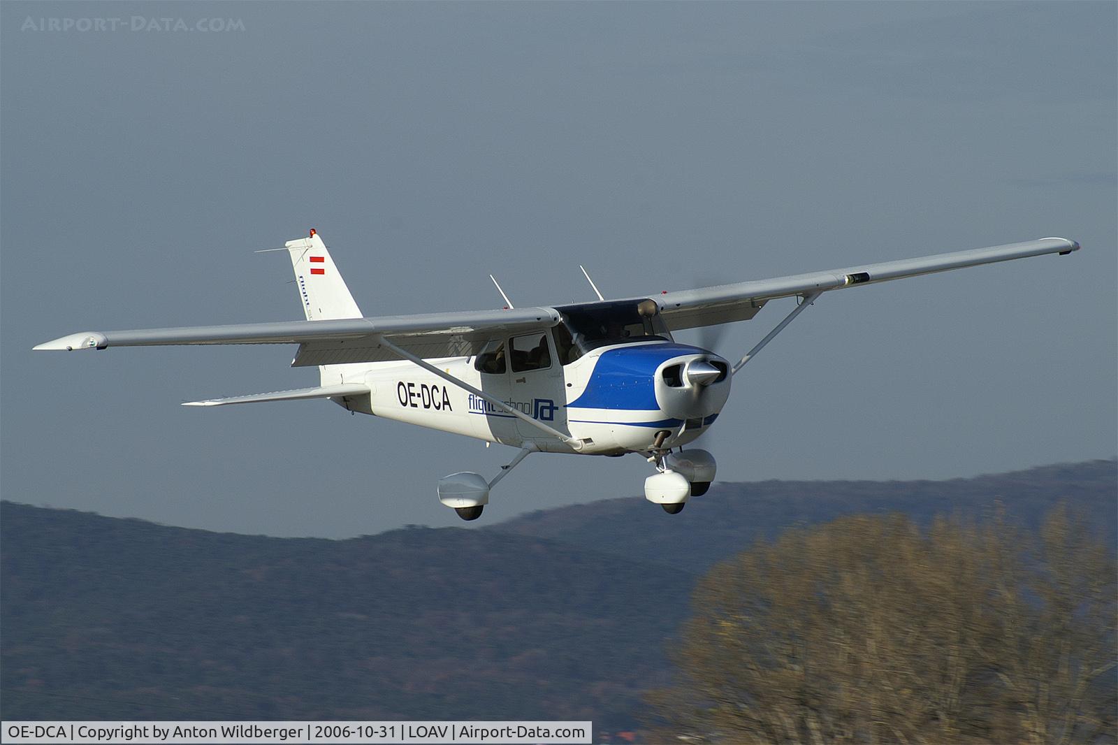 OE-DCA, 2010 Cessna 172S SP C/N 172S9951, short final