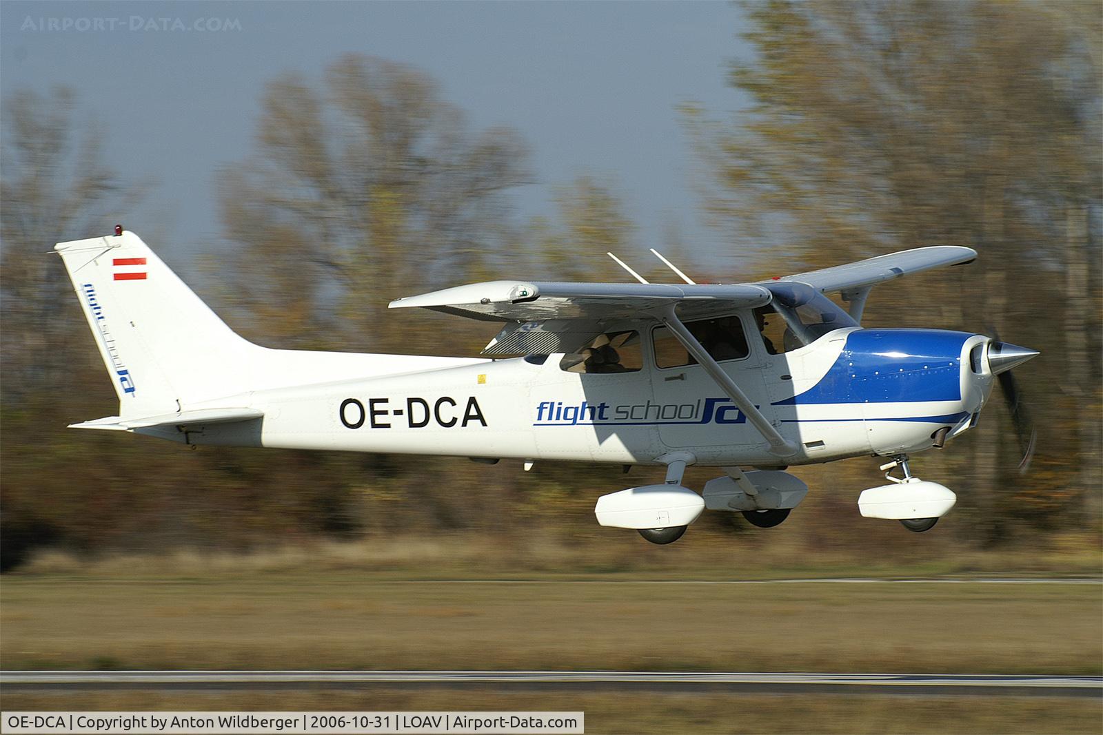OE-DCA, 2010 Cessna 172S SP C/N 172S9951, short final