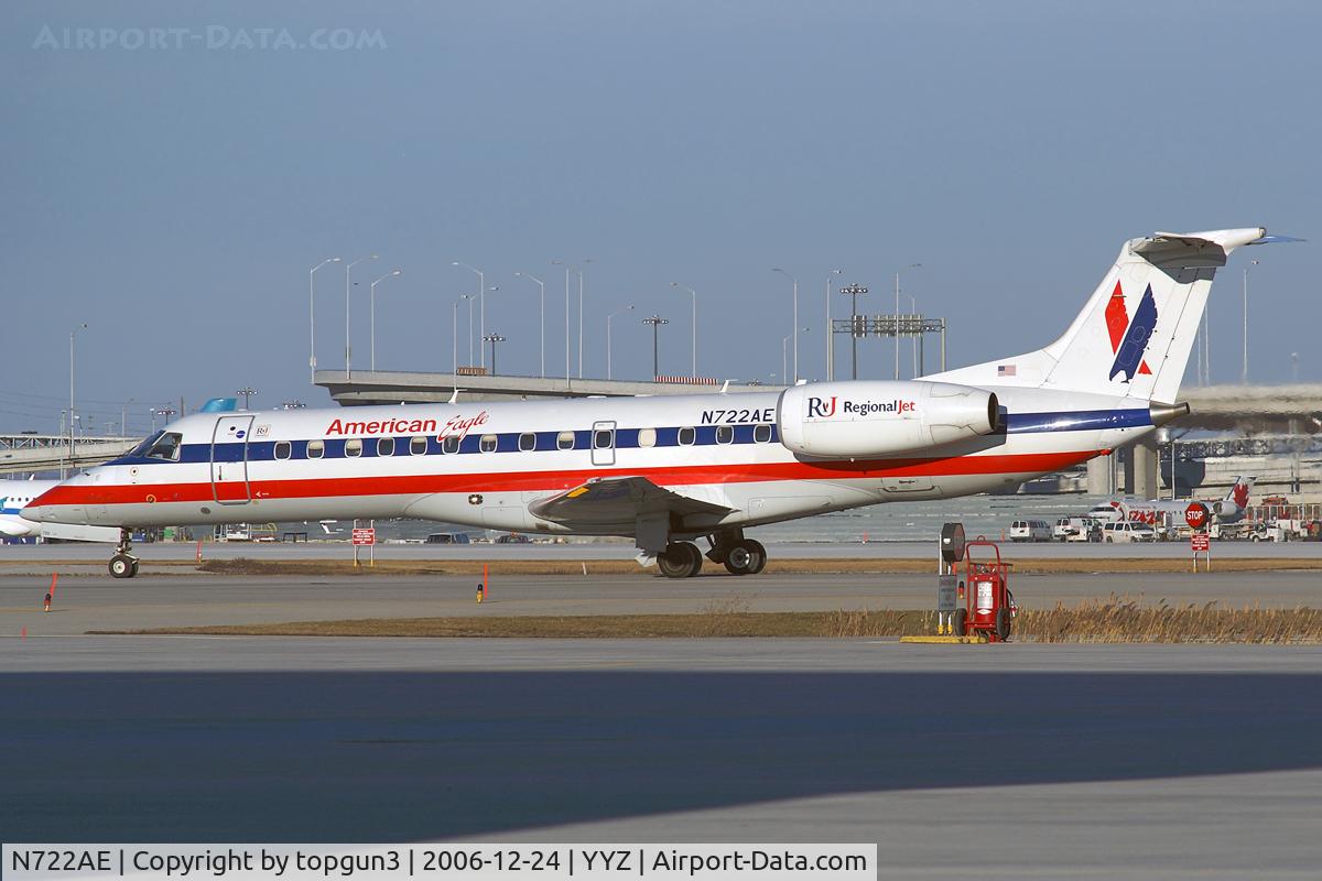 N722AE, 2000 Embraer ERJ-135LR (EMB-135LR) C/N 145287, Taxiing after arrival.