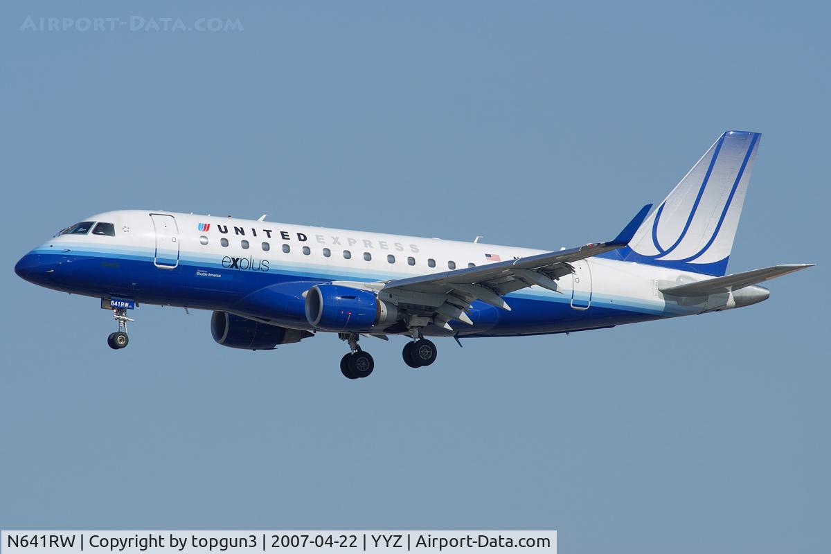 N641RW, 2004 Embraer 170SE (ERJ-170-100SE) C/N 17000062, short final for 24R.