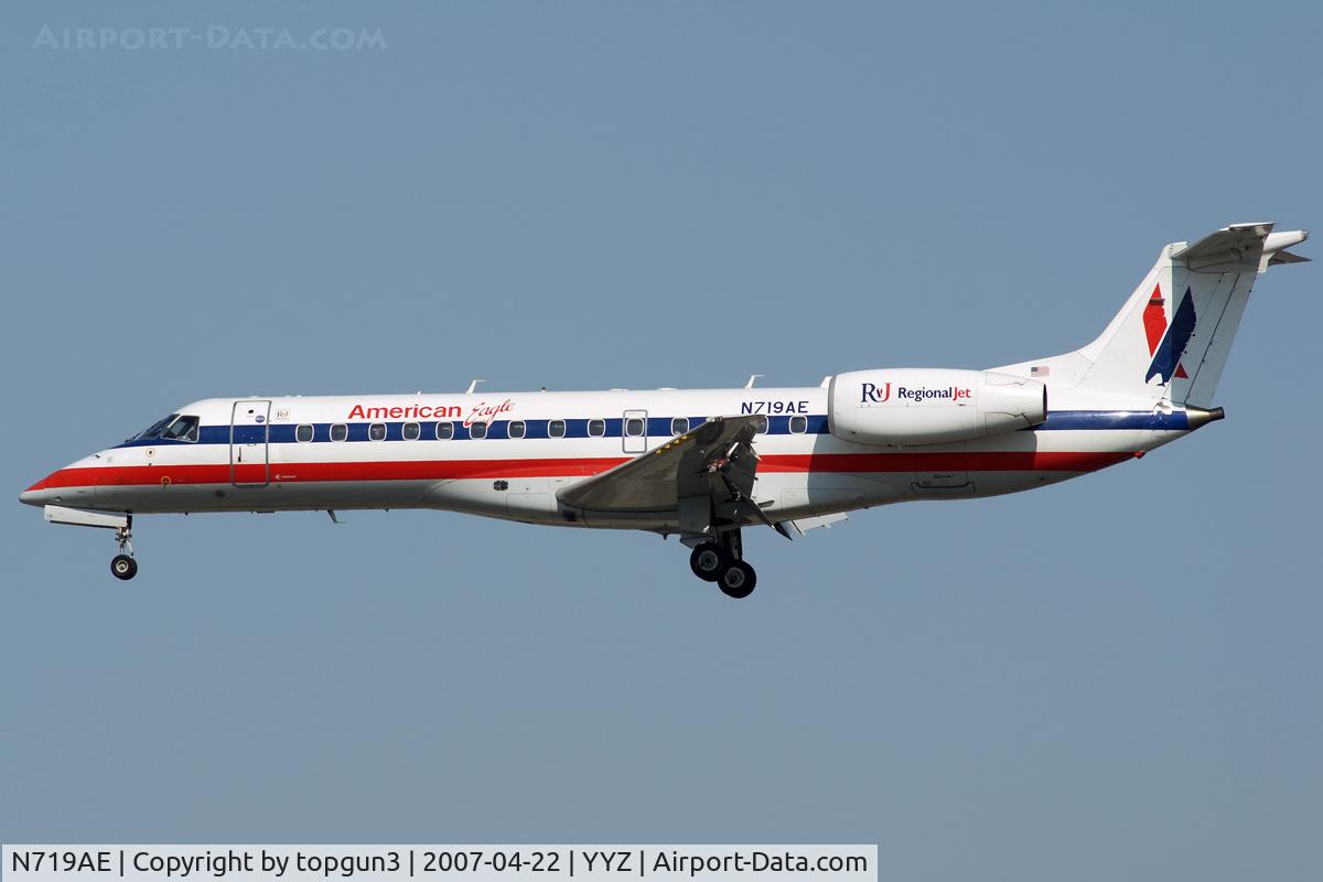 N719AE, 2000 Embraer ERJ-135LR (EMB-135LR) C/N 145276, short final for 24R.