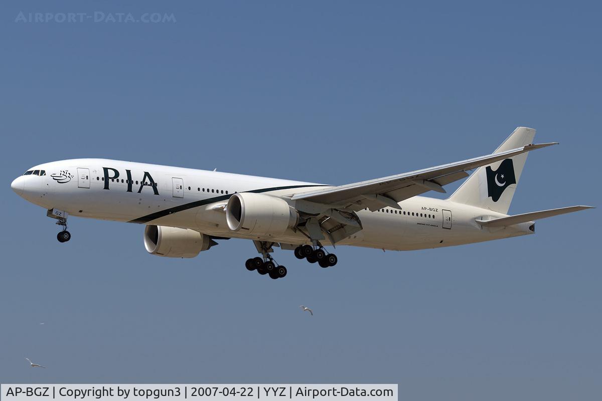 AP-BGZ, 2005 Boeing 777-240/LR C/N 33782, Short final for RWY23.