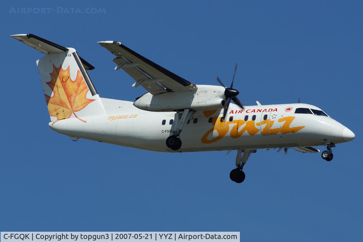 C-FGQK, 1989 De Havilland Canada DHC-8-102 Dash 8 C/N 193, Short final for RWY05.