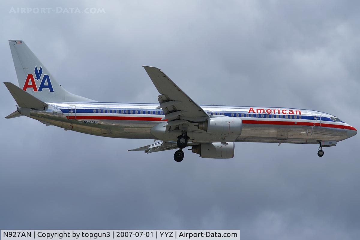 N927AN, 2000 Boeing 737-823 C/N 30077, Short final for RWY05.