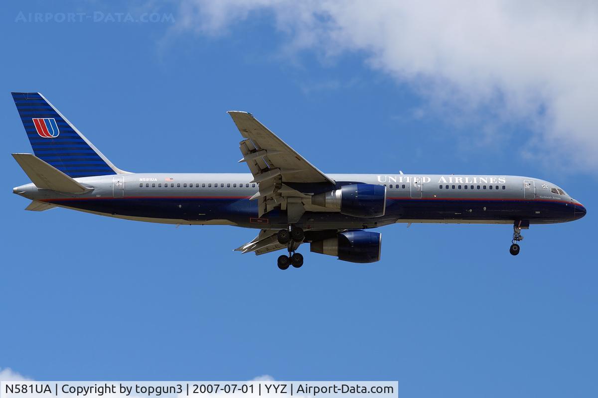 N581UA, 1993 Boeing 757-222 C/N 26701, Short final for RWY05.