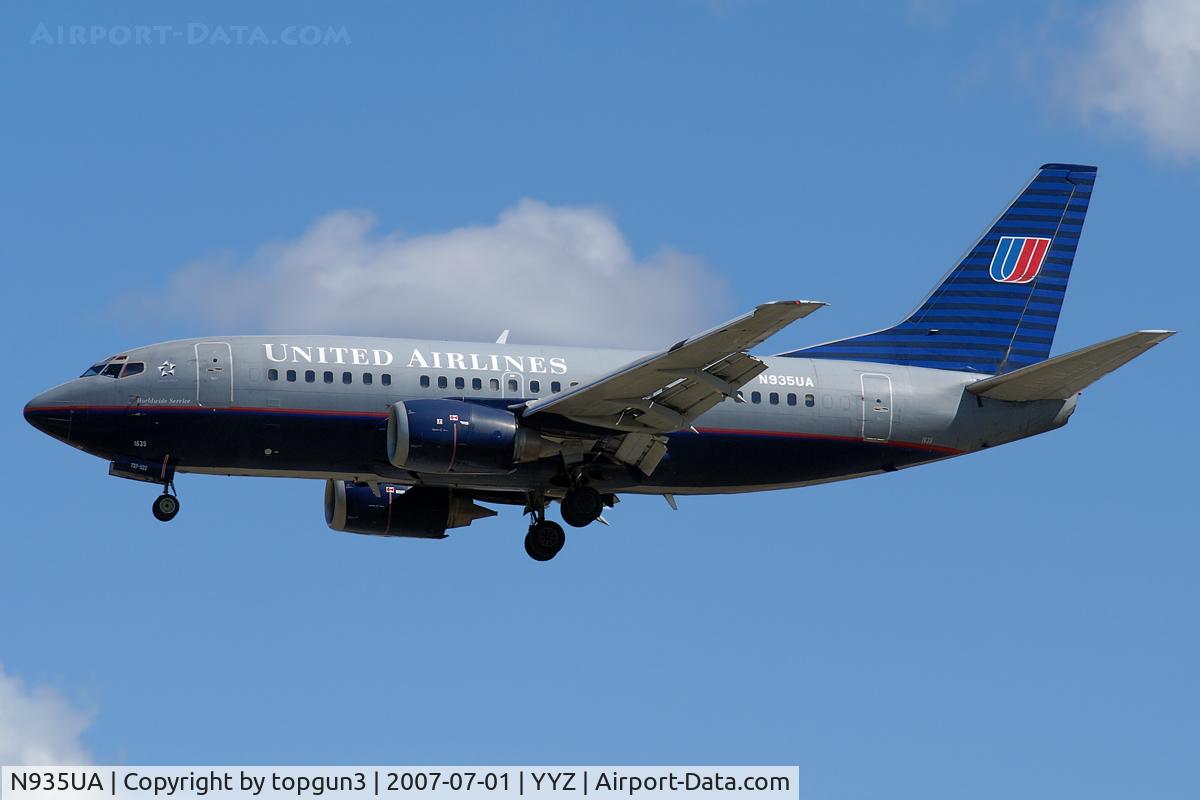 N935UA, 1992 Boeing 737-522 C/N 26663, Short final for RWY05.