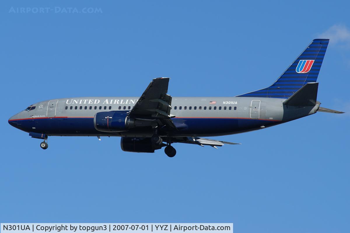 N301UA, 1986 Boeing 737-322 C/N 23642, Short final for RWY06R.