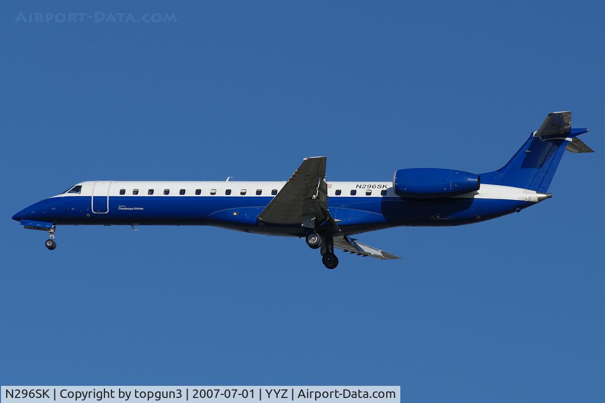 N296SK, 2001 Embraer ERJ-145LR (EMB-145LR) C/N 145514, Short final for RWY06R.