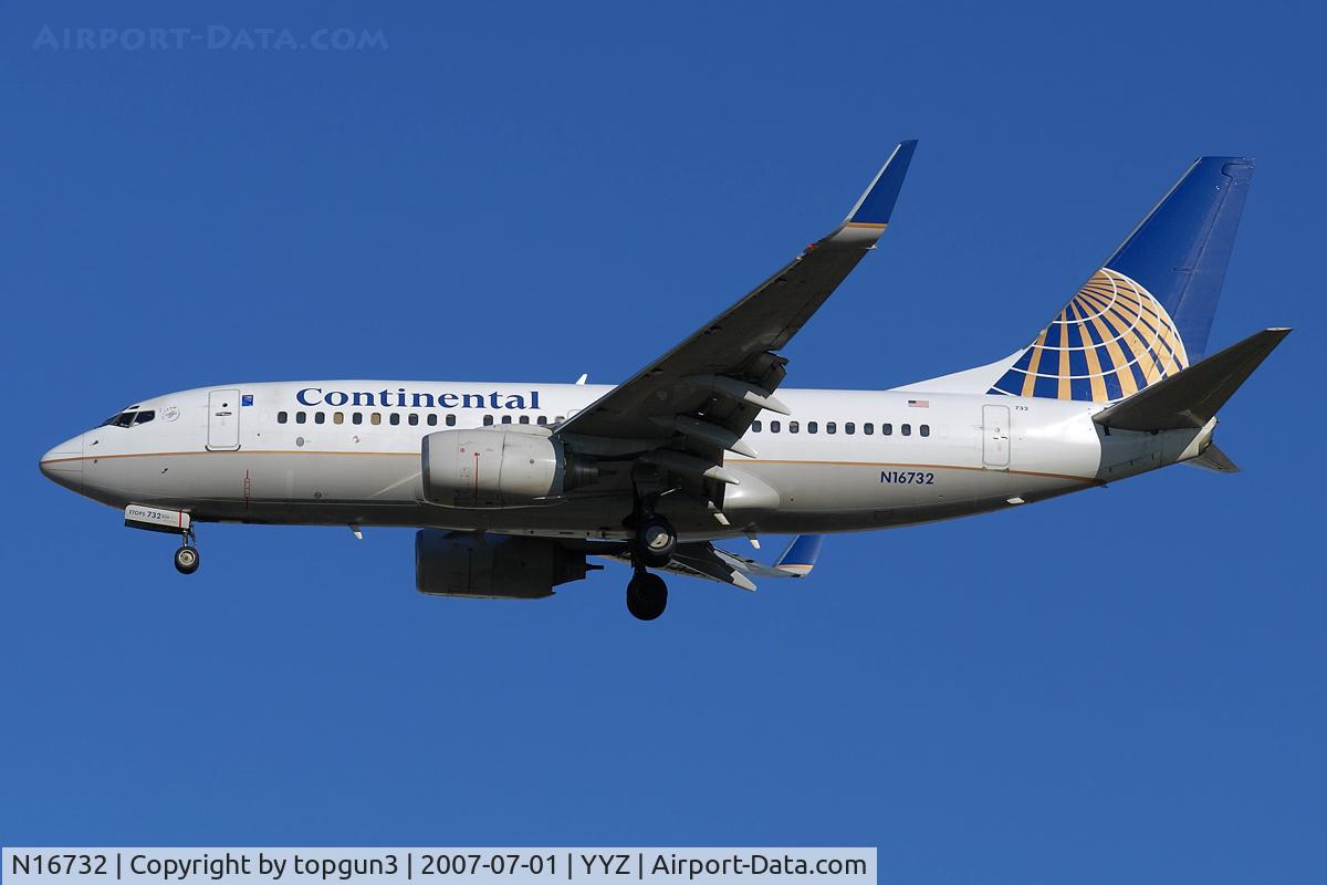 N16732, 1999 Boeing 737-724 C/N 28948, Short final for RWY06R.