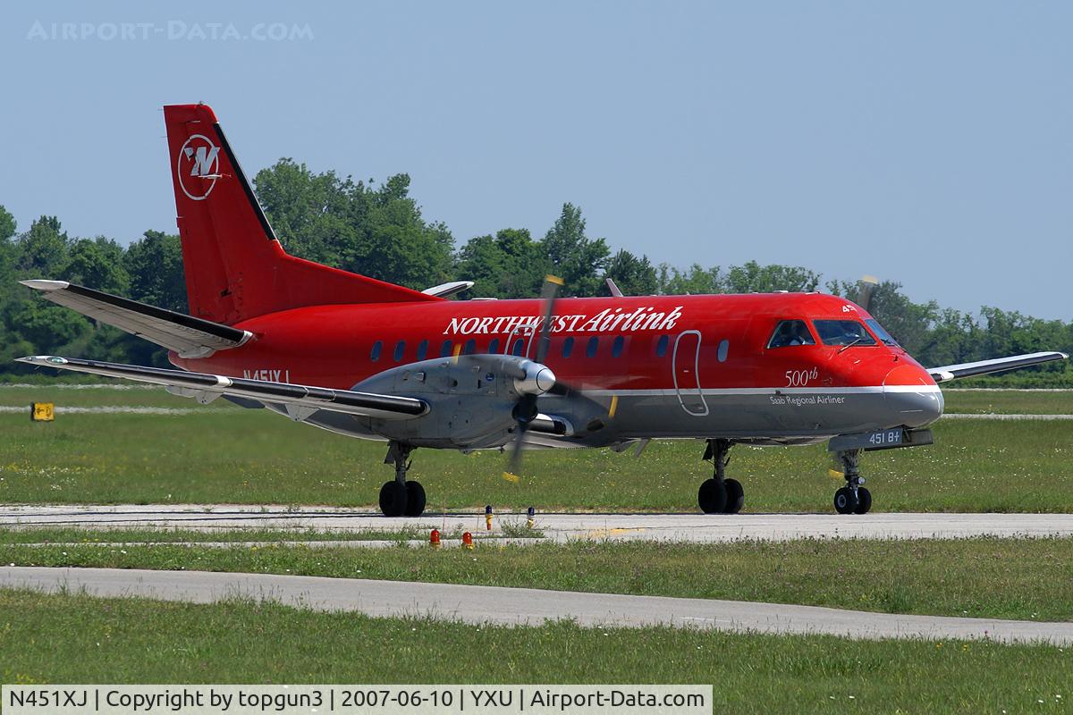 N451XJ, 1998 Saab 340B C/N 340B-451, Taxiing on Golf.
