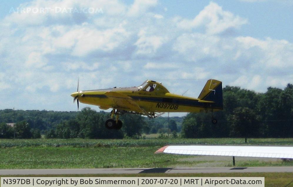 N397DB, 1997 Air Tractor Inc AT-502B C/N 502B-0418, Fully loaded with fungicide for the corn, departing 9 at Marysville, OH.