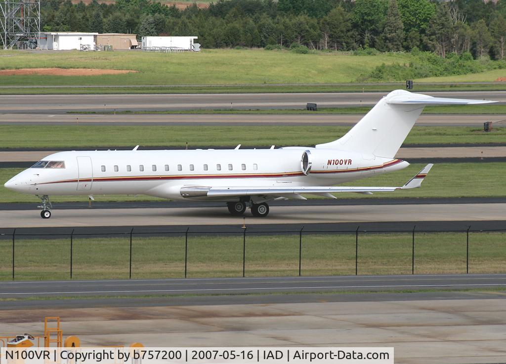 N100VR, 2001 Bombardier BD-700-1A10 Global Express C/N 9098, Taxiing for departure.